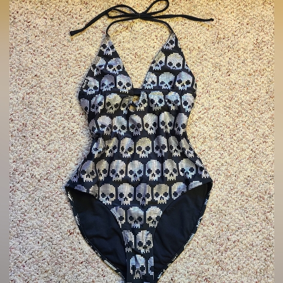 New IRONFIST Digital Skulls One-piece Swimsuit Size Sm 💀🖤 - Picture 8 of 10